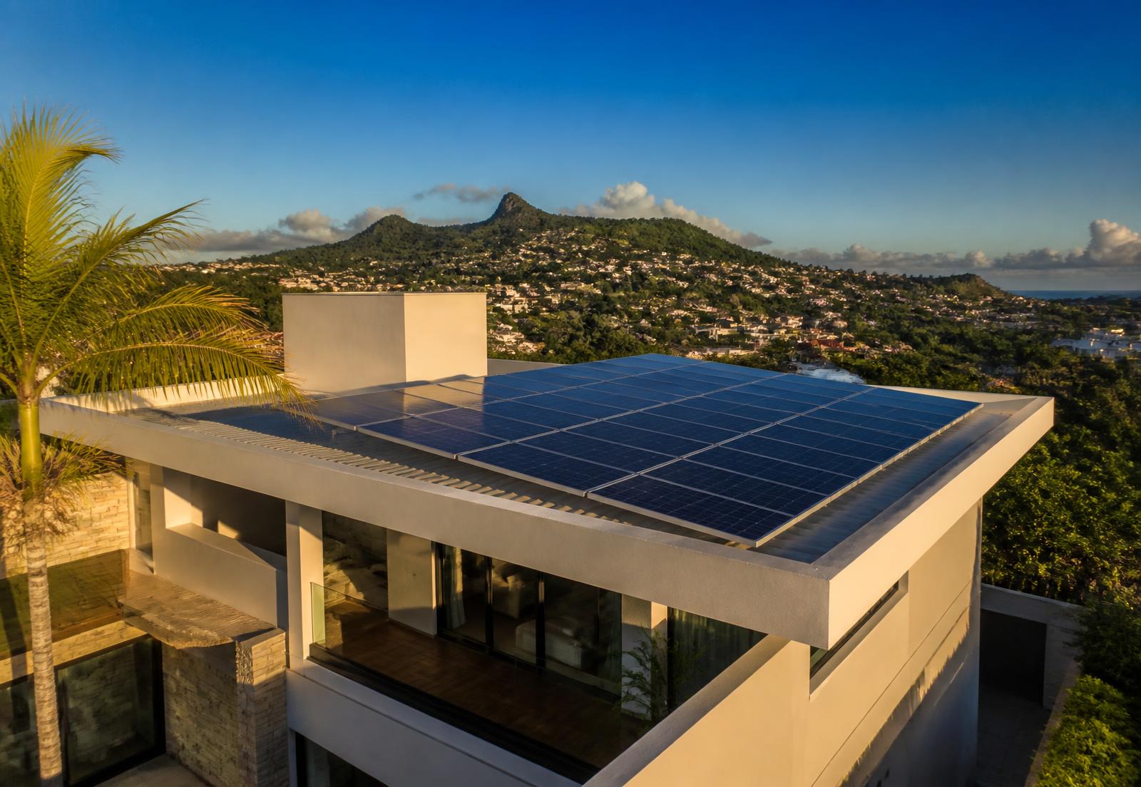 Casa com sistema de energia solar instalado pela First Sun